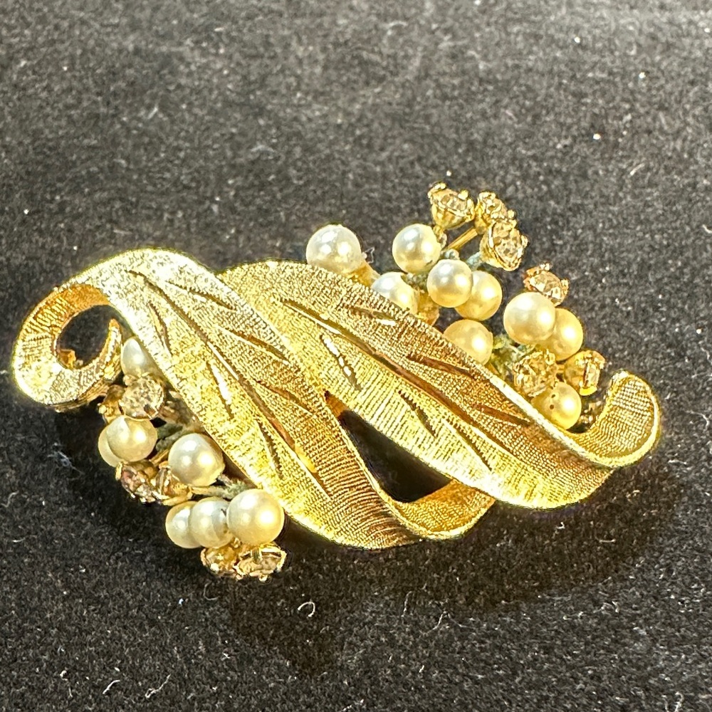 35- Kramer Vtge  Gold Pearl /Rhinestones on Brooch